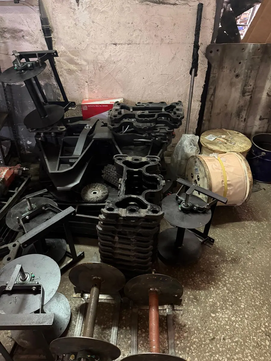 Atölyede tamamlanmış diskli düzenekler ve metal bağlantı parçaları
