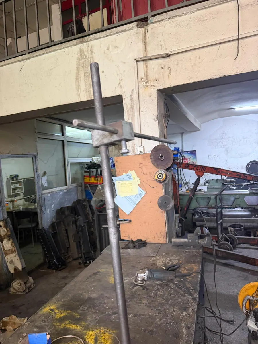 Atölyede hazırlanmış ayarlanabilir metal hizalama aparatı