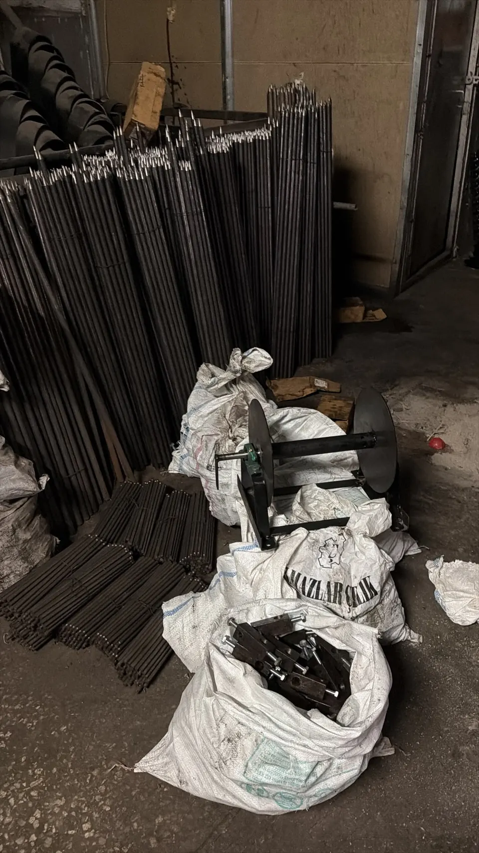 Atölyede istiflenmiş ofset kazıklar ve imalat parçaları